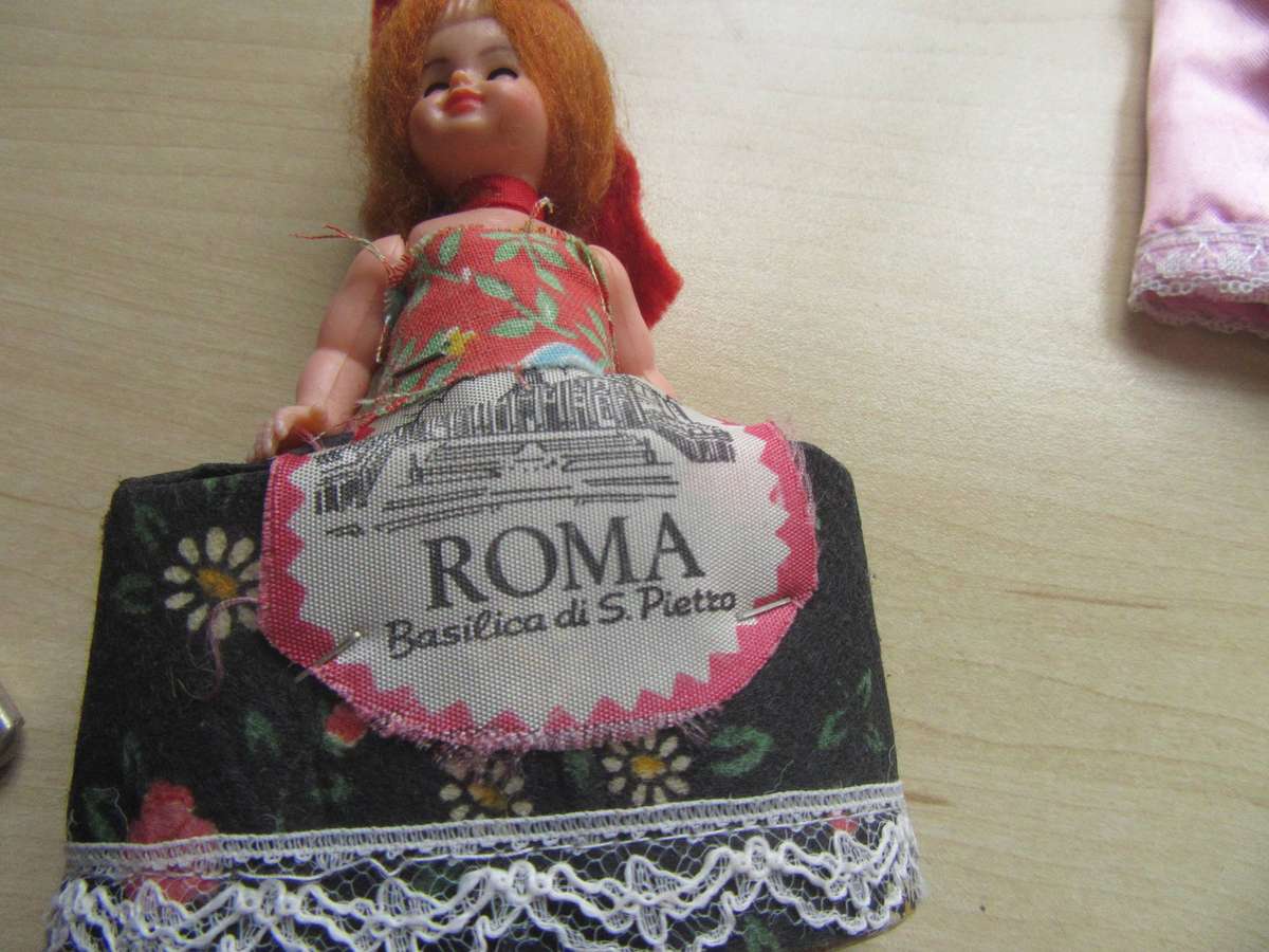 5 DOLLS OF THE WORLD - SOUVENIR COLLECTION