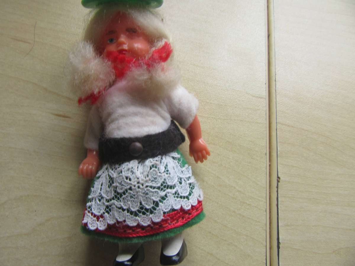 5 DOLLS OF THE WORLD - SOUVENIR COLLECTION