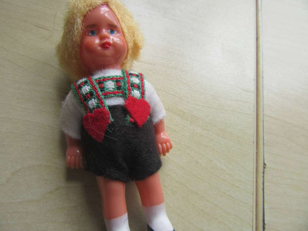 5 DOLLS OF THE WORLD - SOUVENIR COLLECTION