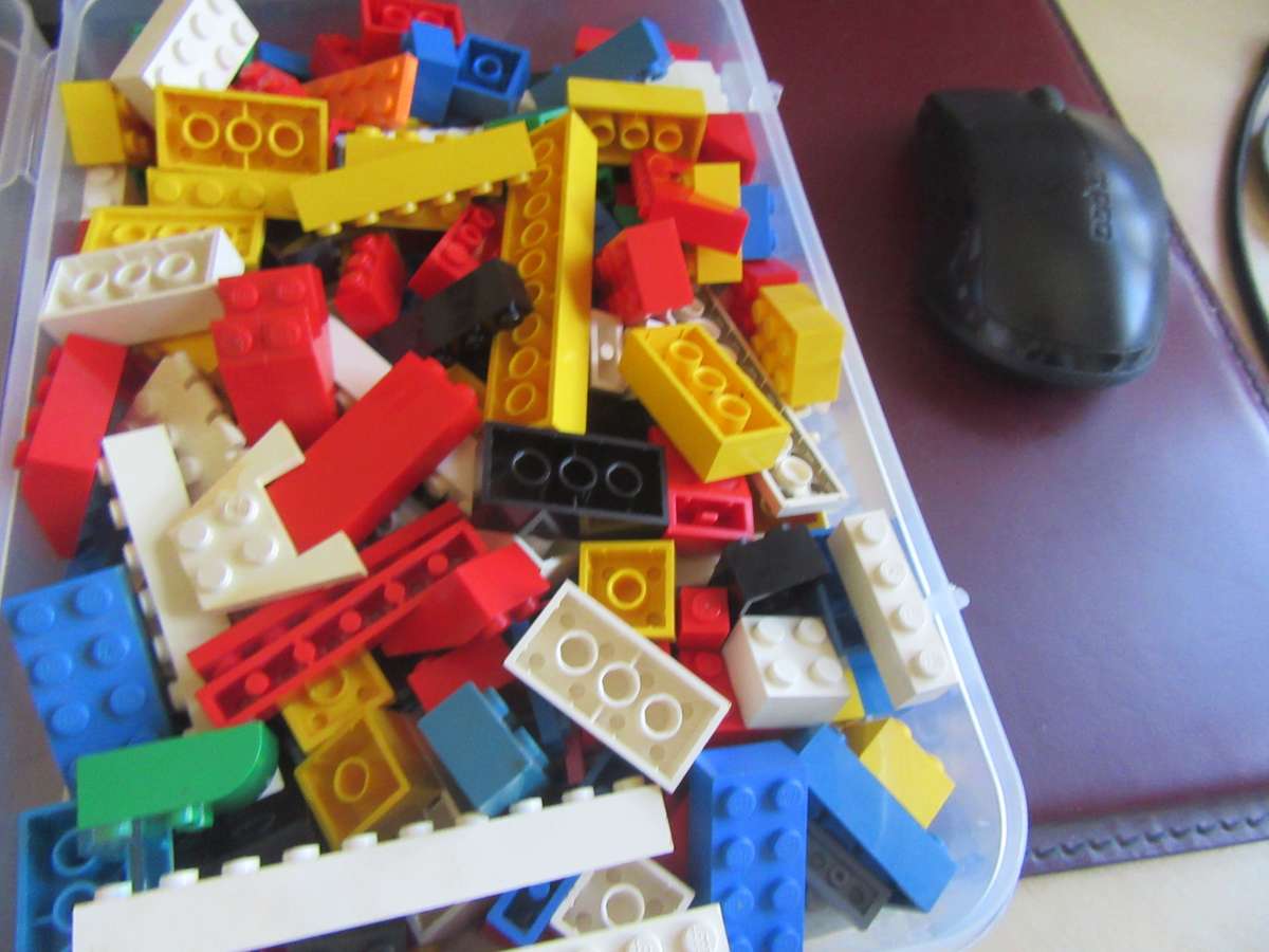 560LEGO BRICKS/PLATES INCL. CARRY CASE- AS PER SCAN - BID PER ITEM