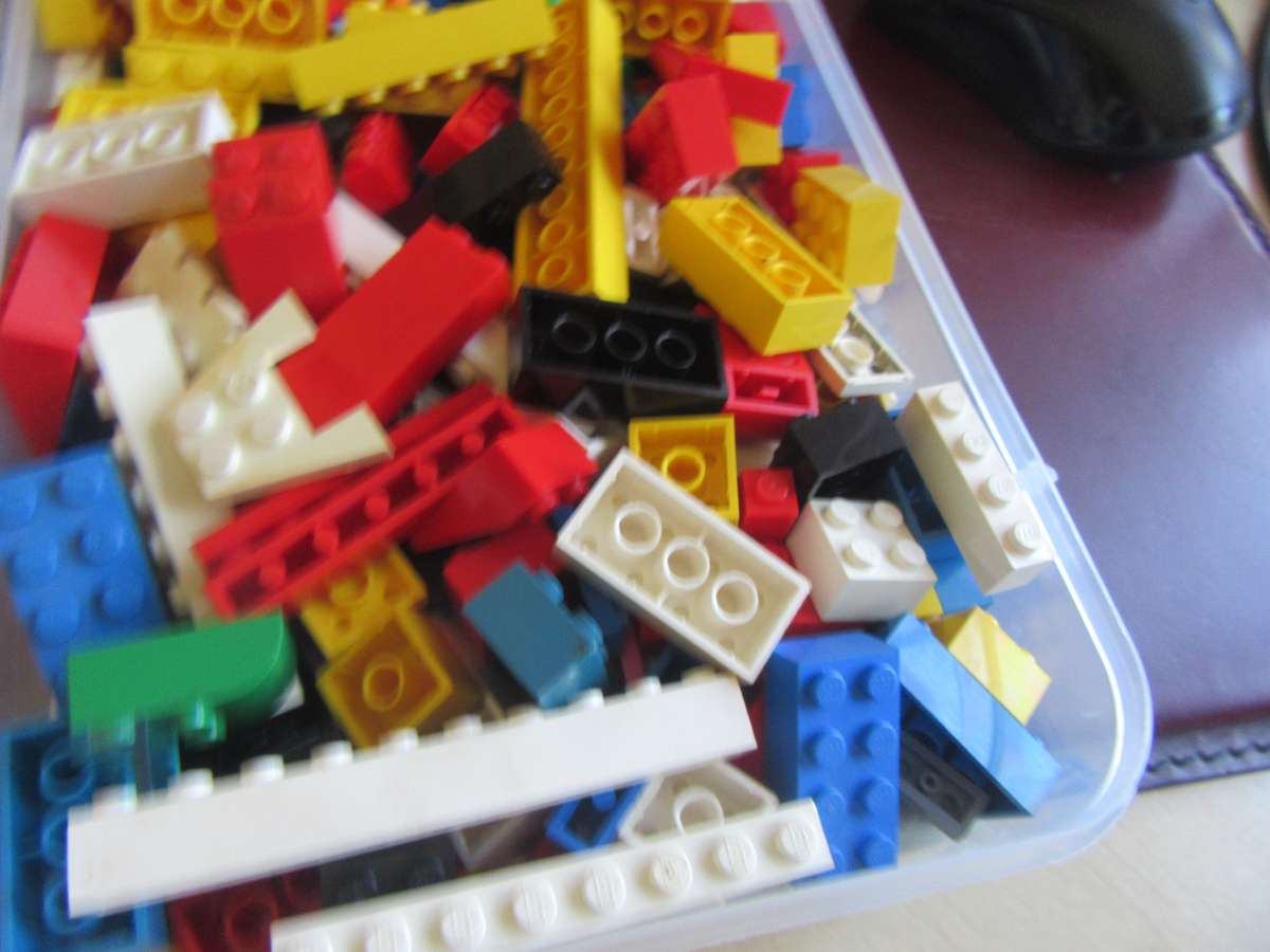 560LEGO BRICKS/PLATES INCL. CARRY CASE- AS PER SCAN - BID PER ITEM