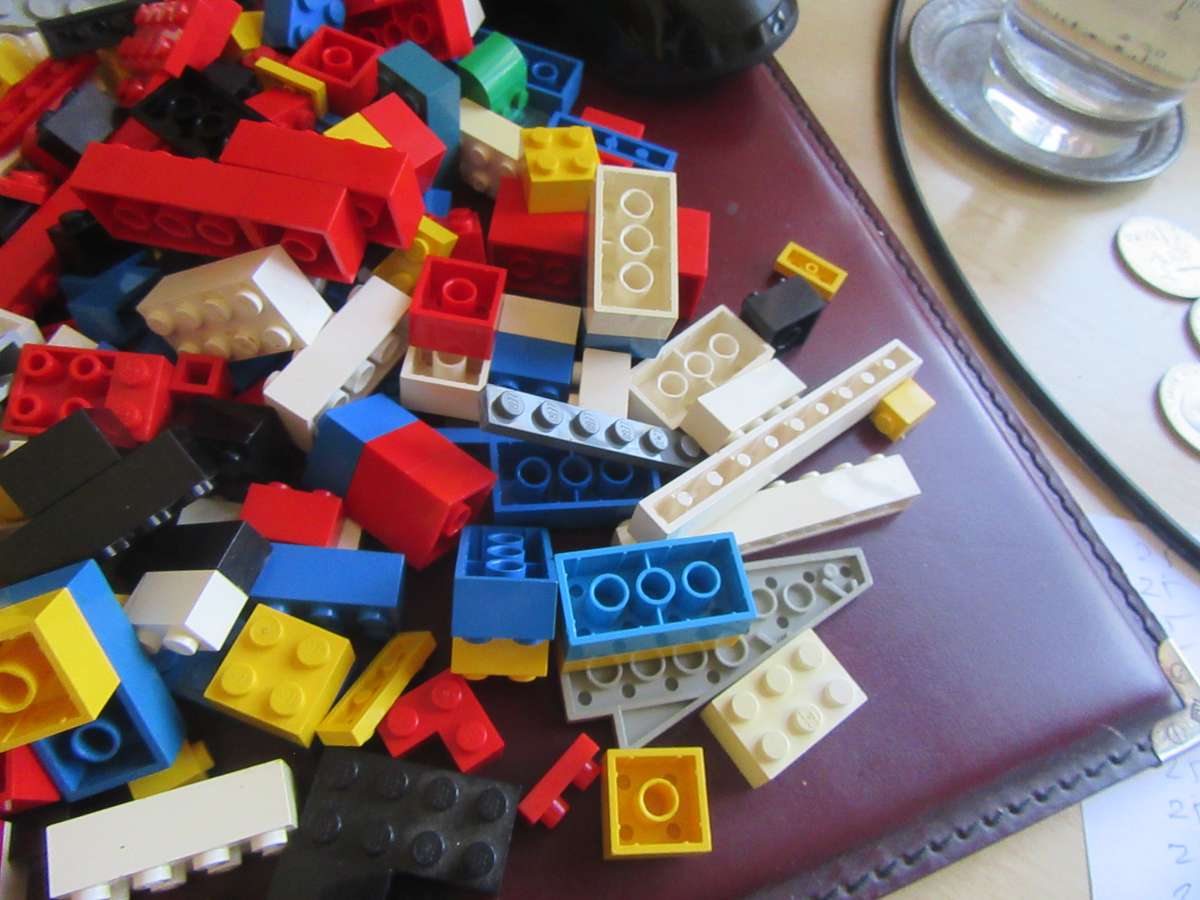 560LEGO BRICKS/PLATES INCL. CARRY CASE- AS PER SCAN - BID PER ITEM