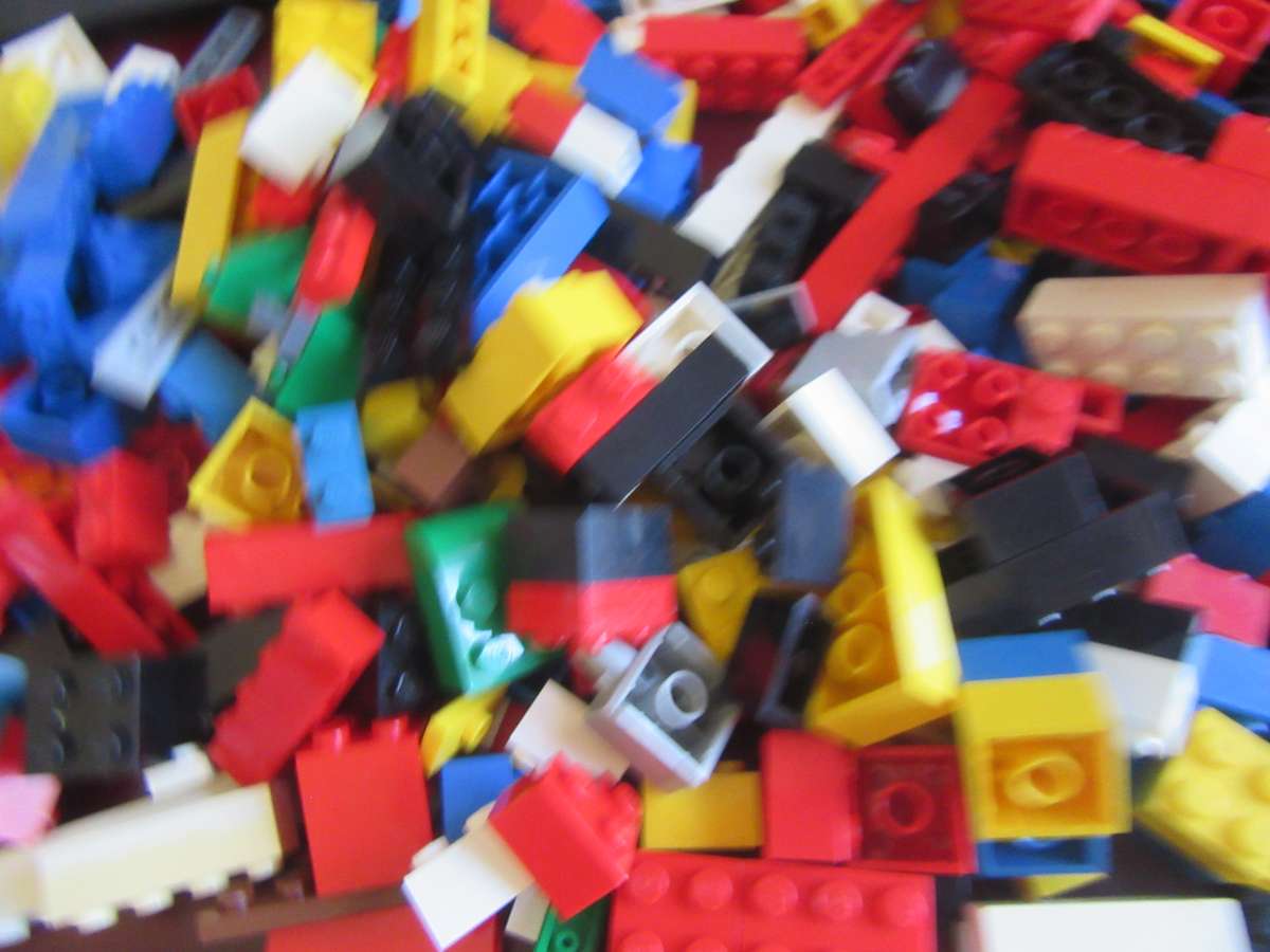 560LEGO BRICKS/PLATES INCL. CARRY CASE- AS PER SCAN - BID PER ITEM