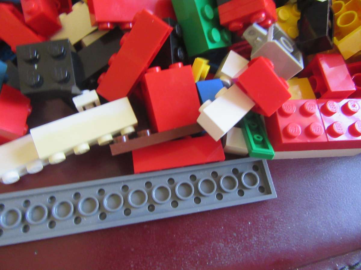 560LEGO BRICKS/PLATES INCL. CARRY CASE- AS PER SCAN - BID PER ITEM