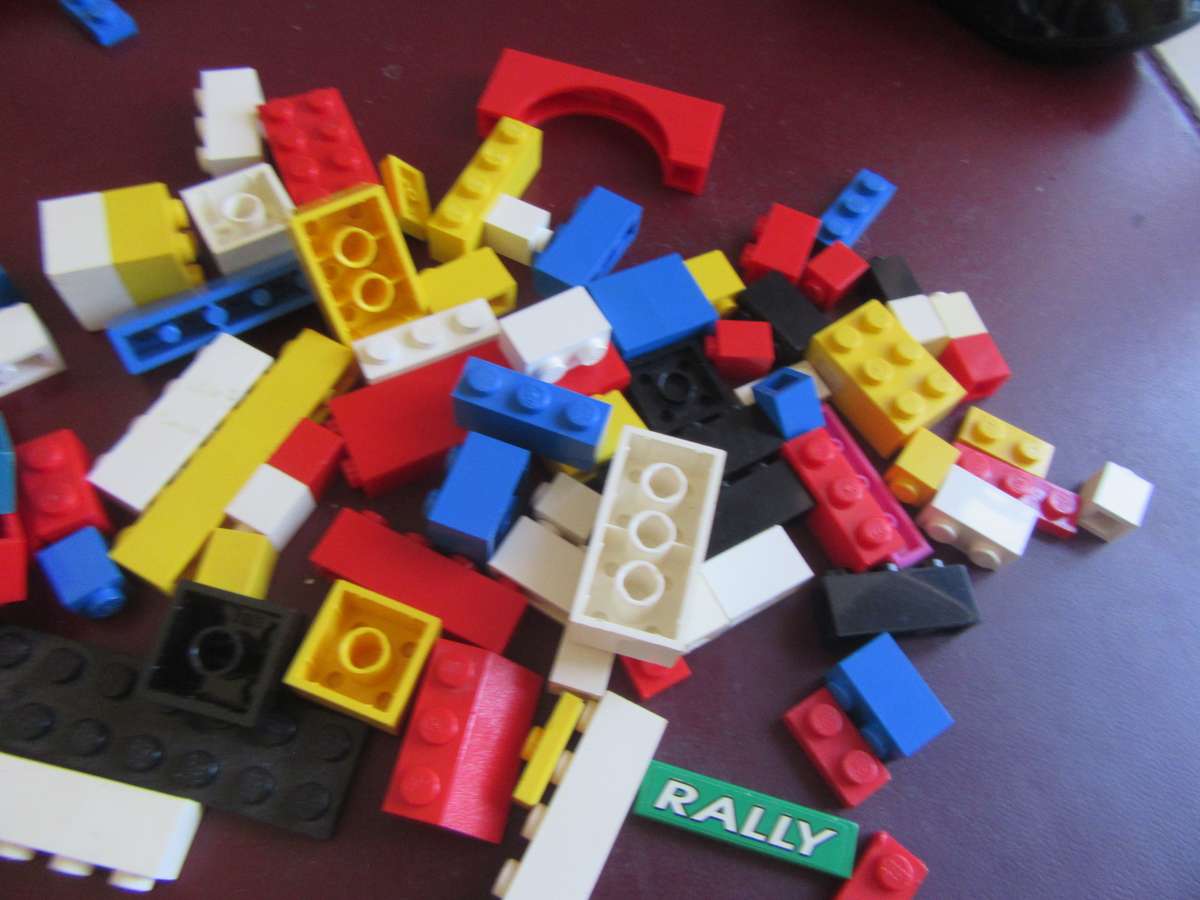 560LEGO BRICKS/PLATES INCL. CARRY CASE- AS PER SCAN - BID PER ITEM