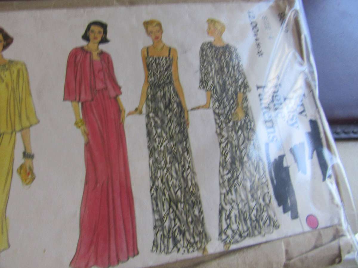 VERY EASY VOGUE PATTERNS - PATTERN NO.9802 - SIZE 14