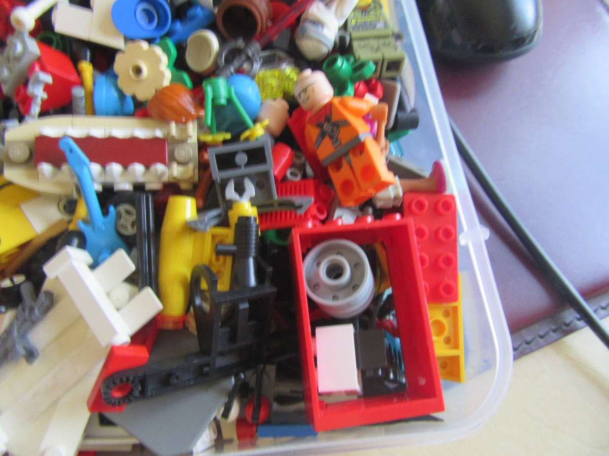 520gOF SMALL LEGO ITEMS - AS PPER SCAN - BID PER ONE GRAM -MD