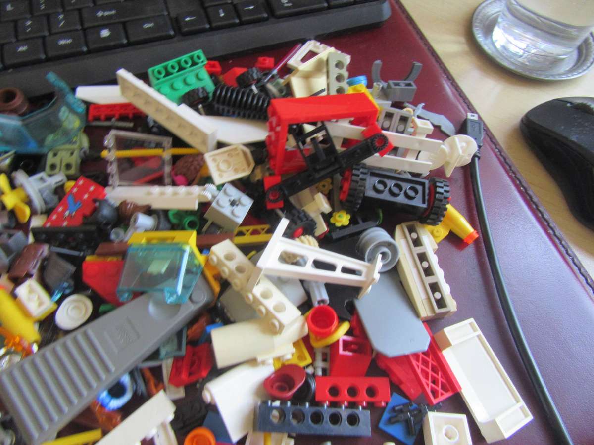 520gOF SMALL LEGO ITEMS - AS PPER SCAN - BID PER ONE GRAM -MD