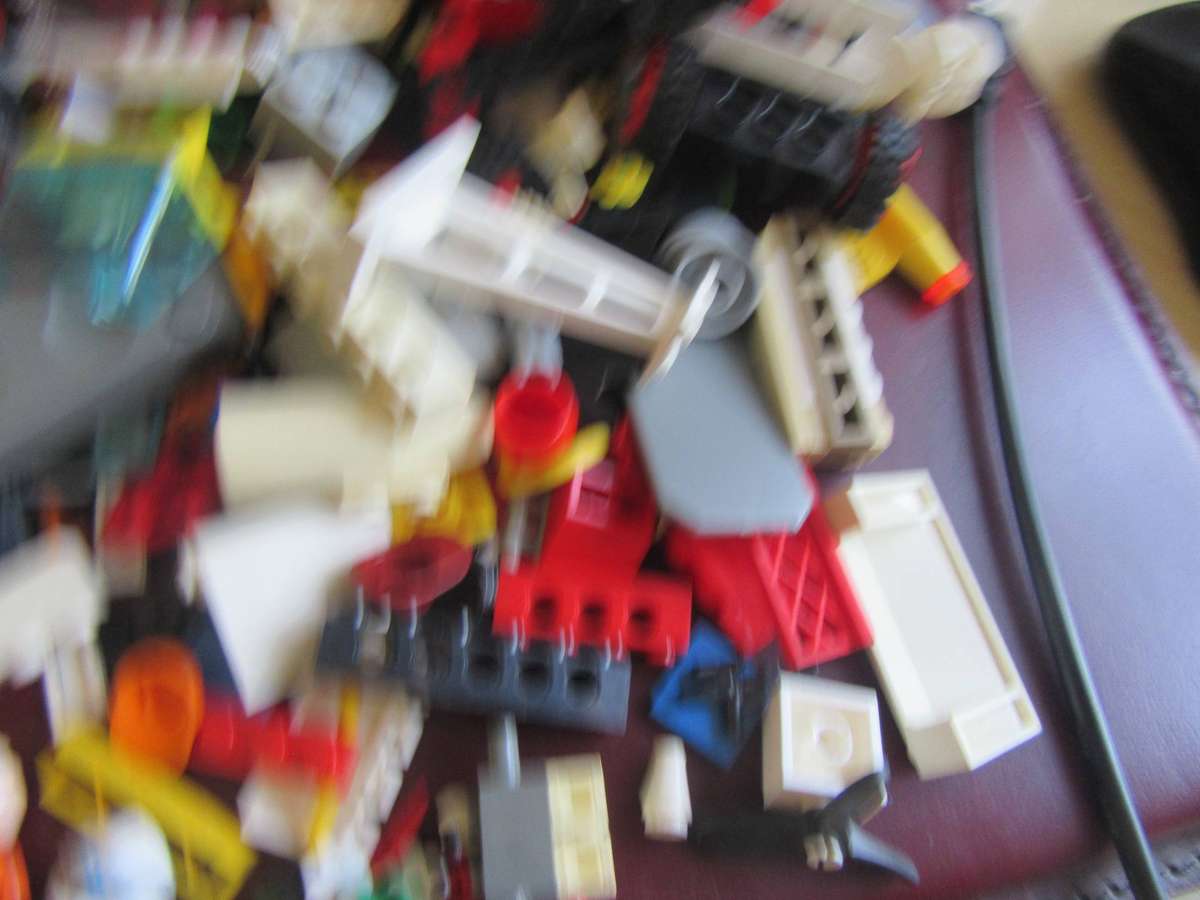 520gOF SMALL LEGO ITEMS - AS PPER SCAN - BID PER ONE GRAM -MD