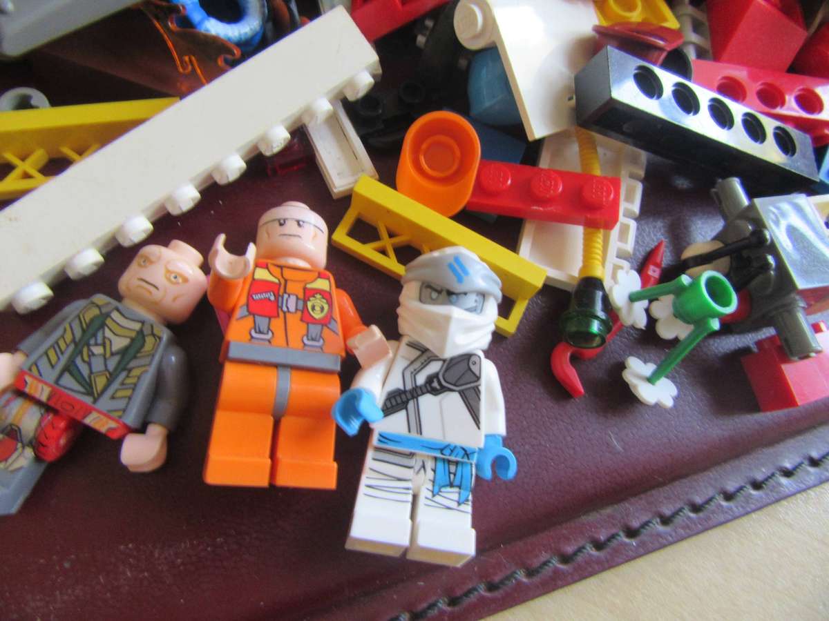 520gOF SMALL LEGO ITEMS - AS PPER SCAN - BID PER ONE GRAM -MD