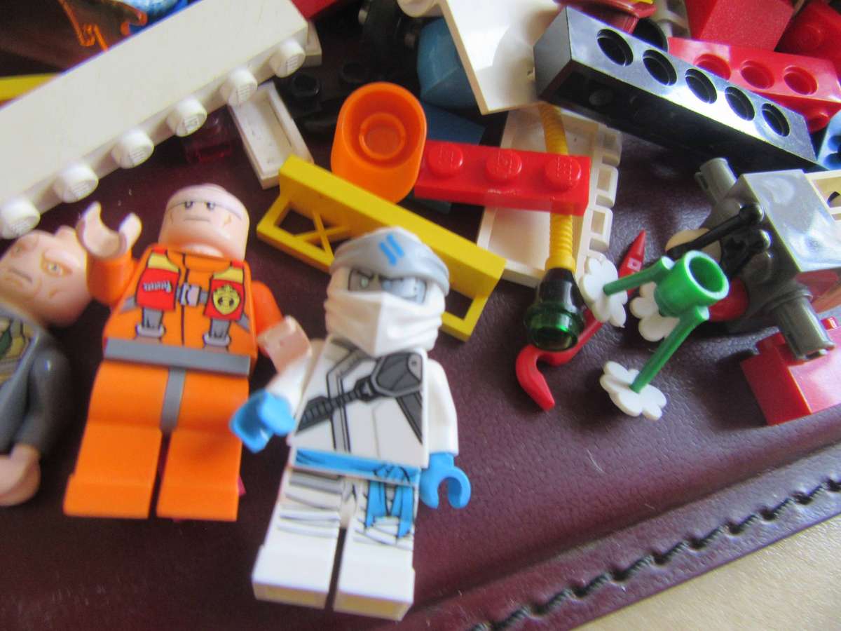 520gOF SMALL LEGO ITEMS - AS PPER SCAN - BID PER ONE GRAM -MD