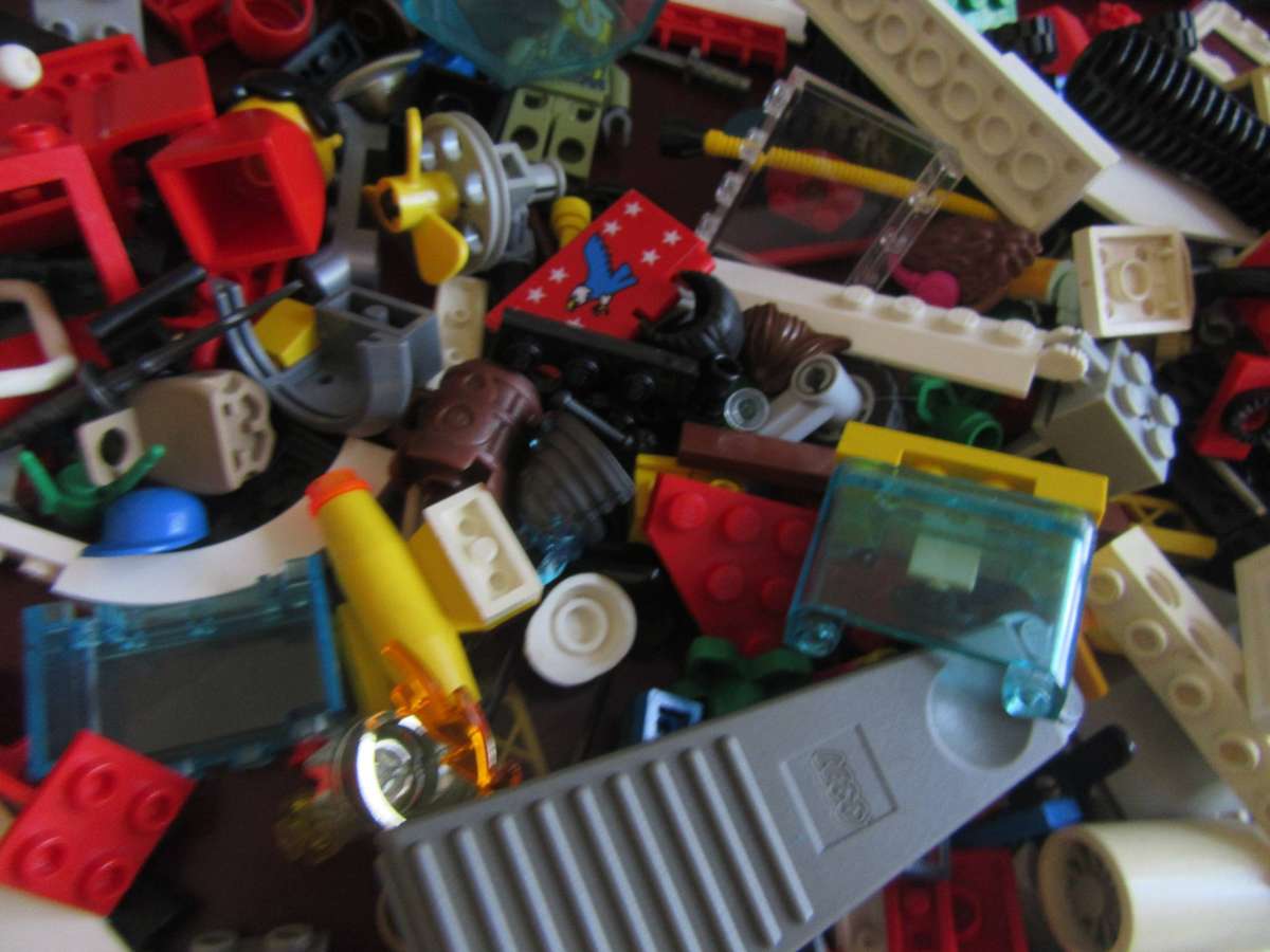 520gOF SMALL LEGO ITEMS - AS PPER SCAN - BID PER ONE GRAM -MD