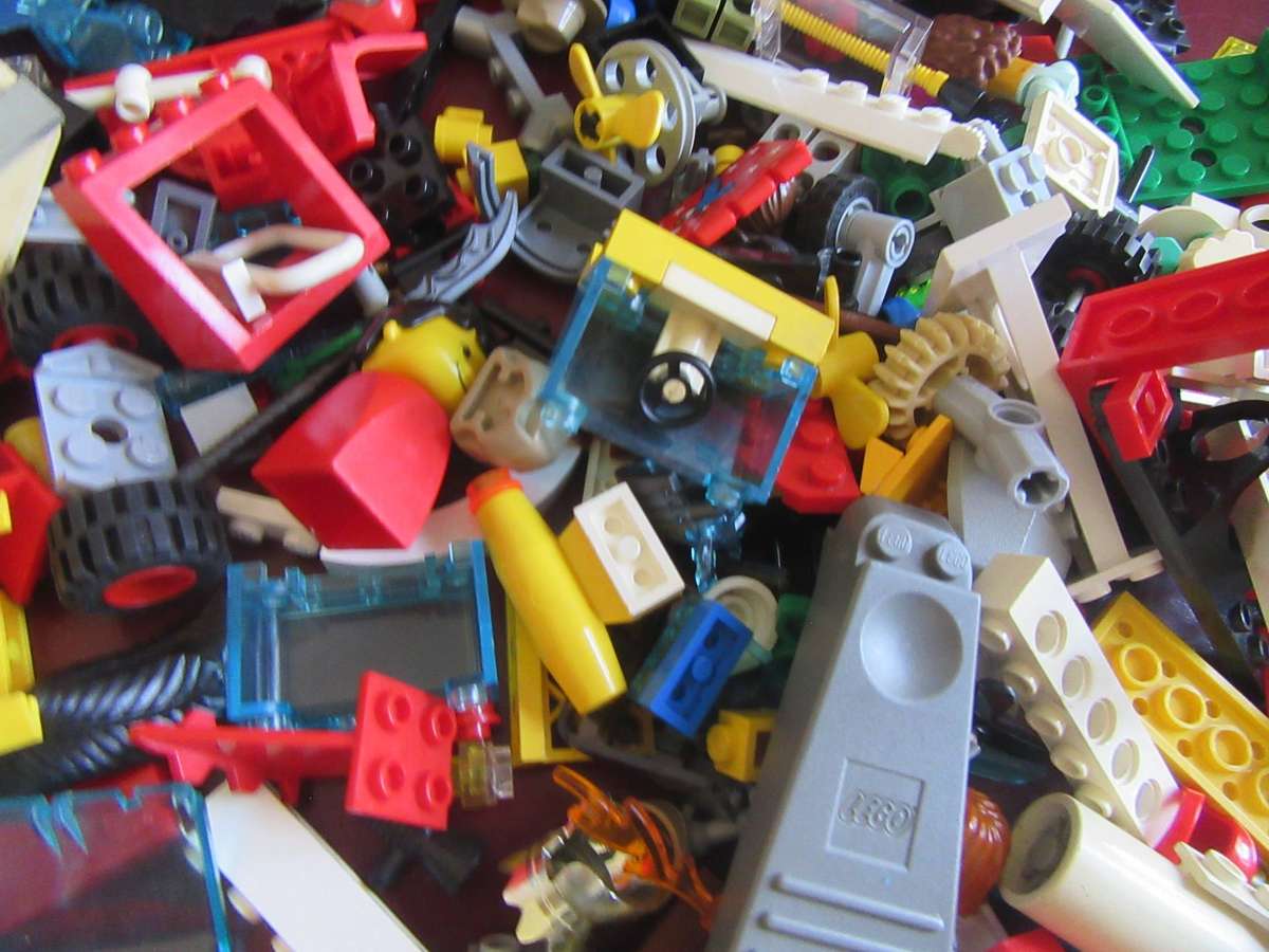 520gOF SMALL LEGO ITEMS - AS PPER SCAN - BID PER ONE GRAM -MD