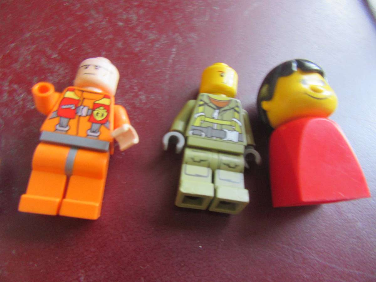 520gOF SMALL LEGO ITEMS - AS PPER SCAN - BID PER ONE GRAM -MD