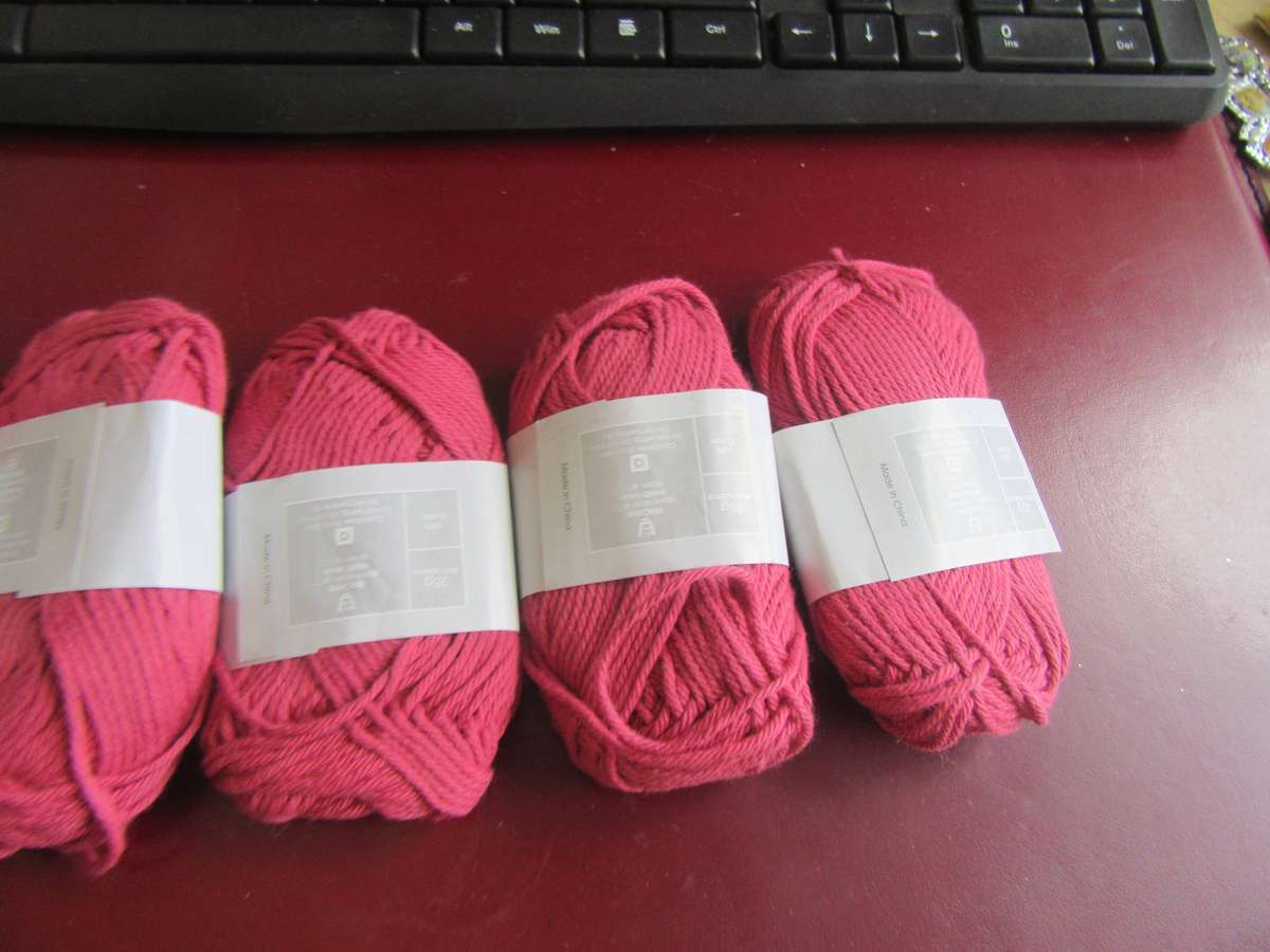 100 g knitting/crochet wool- as per scan - bid per 10Grams