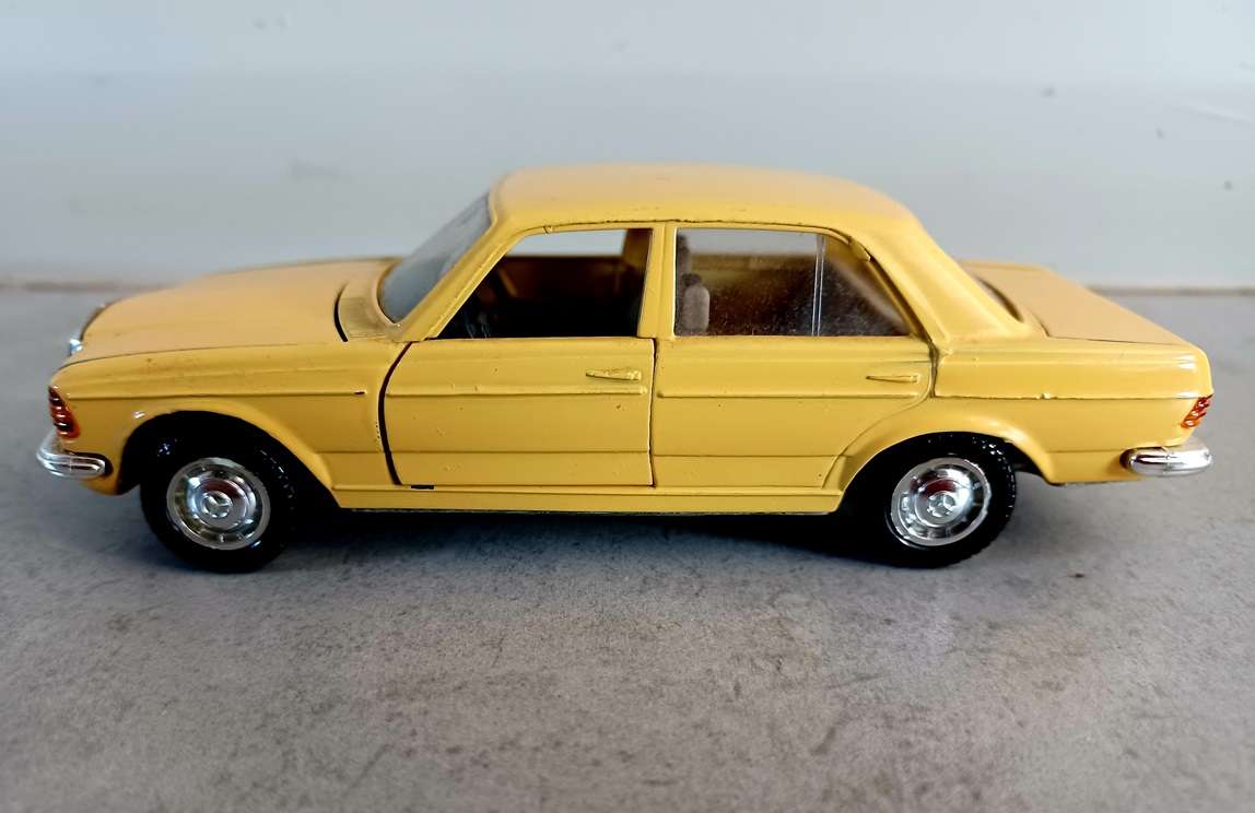 Model - Mercedes Benz 200d (CURSOR MODEL 576) - Made in Germany  (MOD010)
