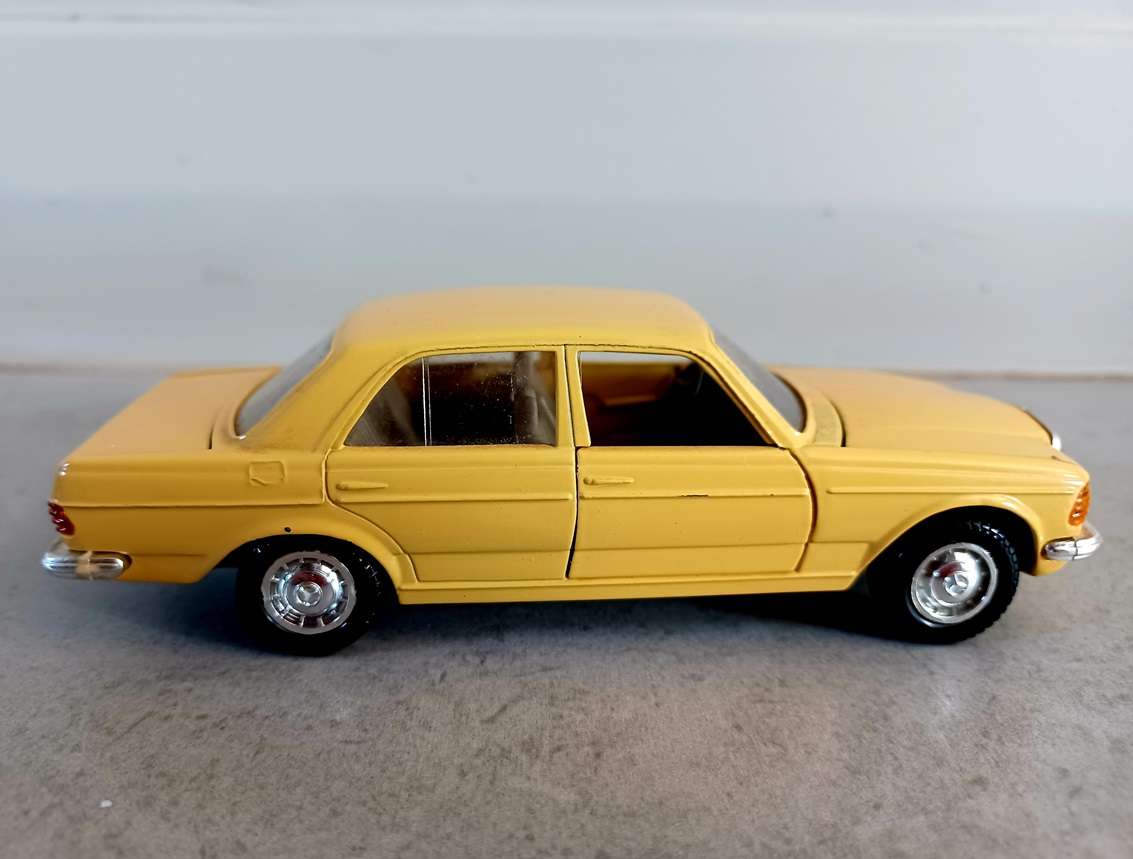 Model - Mercedes Benz 200d (CURSOR MODEL 576) - Made in Germany  (MOD010)