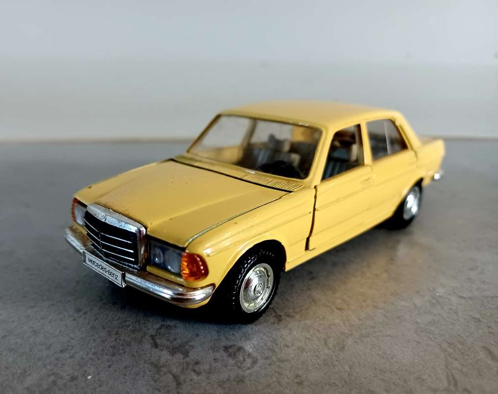 Model - Mercedes Benz 200d (CURSOR MODEL 576) - Made in Germany  (MOD010)