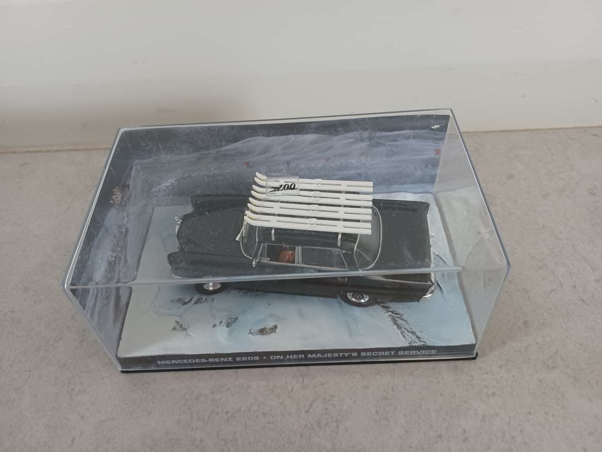 MODEL :  Mercedes 220S On her Majestys Secret Service (MOD045)