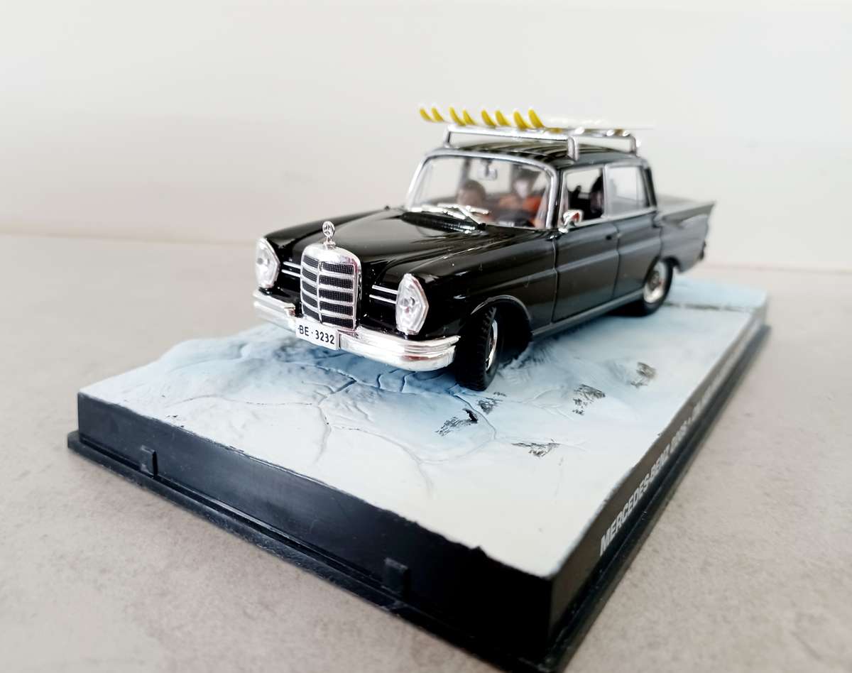 MODEL :  Mercedes 220S On her Majestys Secret Service (MOD045)