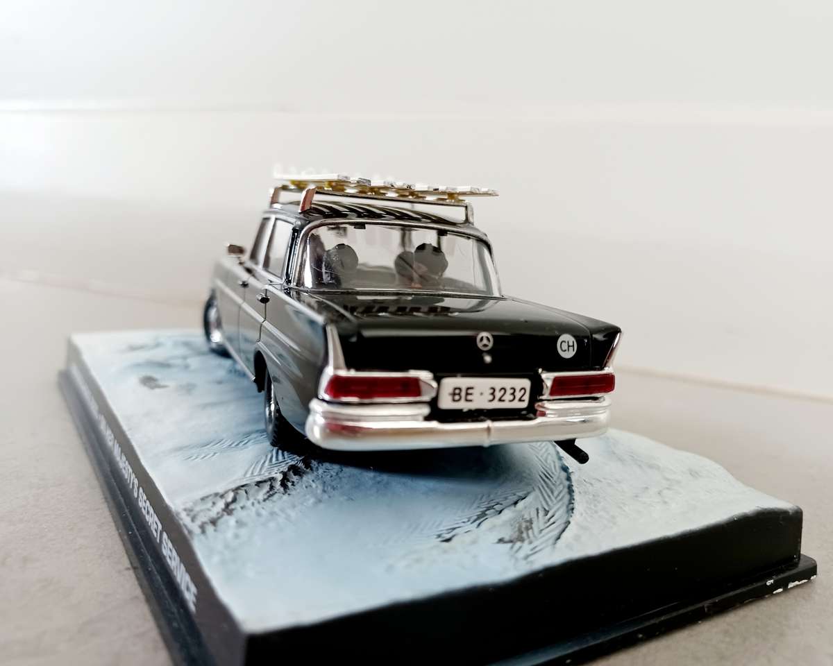 MODEL :  Mercedes 220S On her Majestys Secret Service (MOD045)