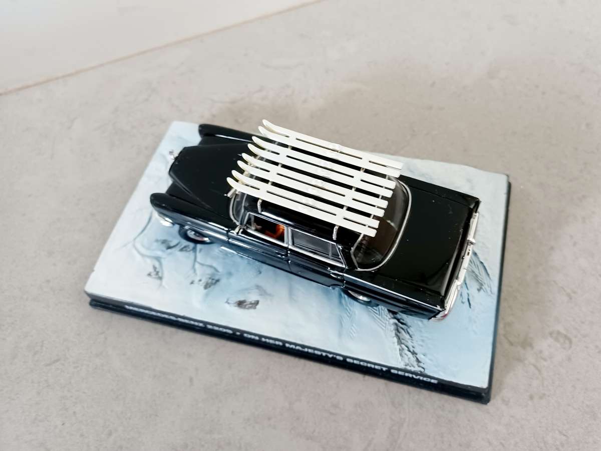MODEL :  Mercedes 220S On her Majestys Secret Service (MOD045)