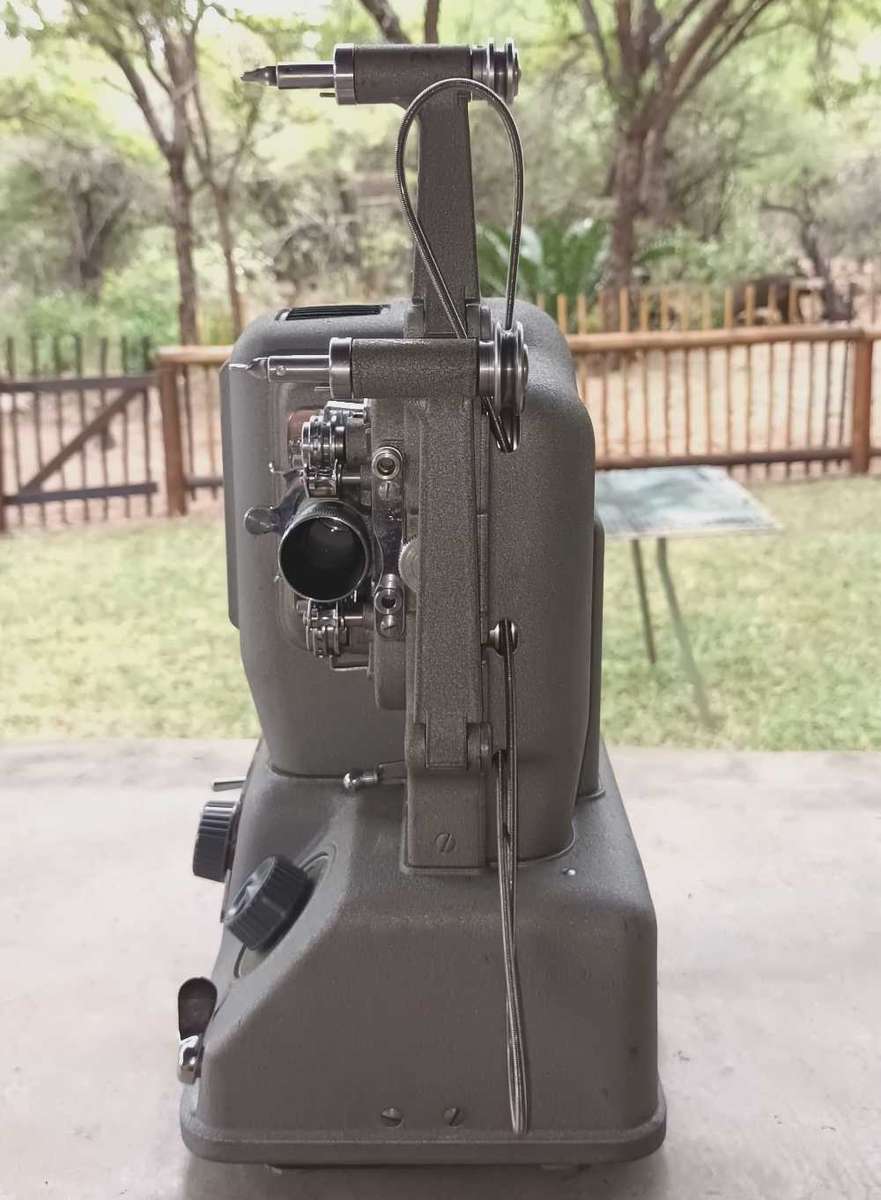 Elmo E-80 8mm kine movie projector