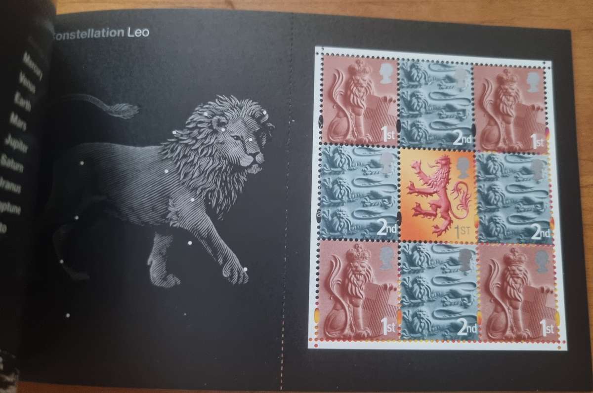 GB 2002 `ACROSS THE UNIVERSE` MINT AND COMPLETE BOOKLET. SG DX29. AS PER IMAGES. CV GBP 34.