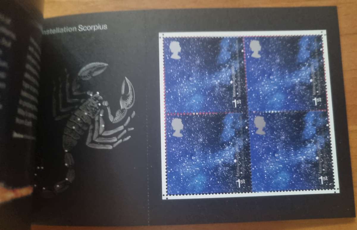 GB 2002 `ACROSS THE UNIVERSE` MINT AND COMPLETE BOOKLET. SG DX29. AS PER IMAGES. CV GBP 34.