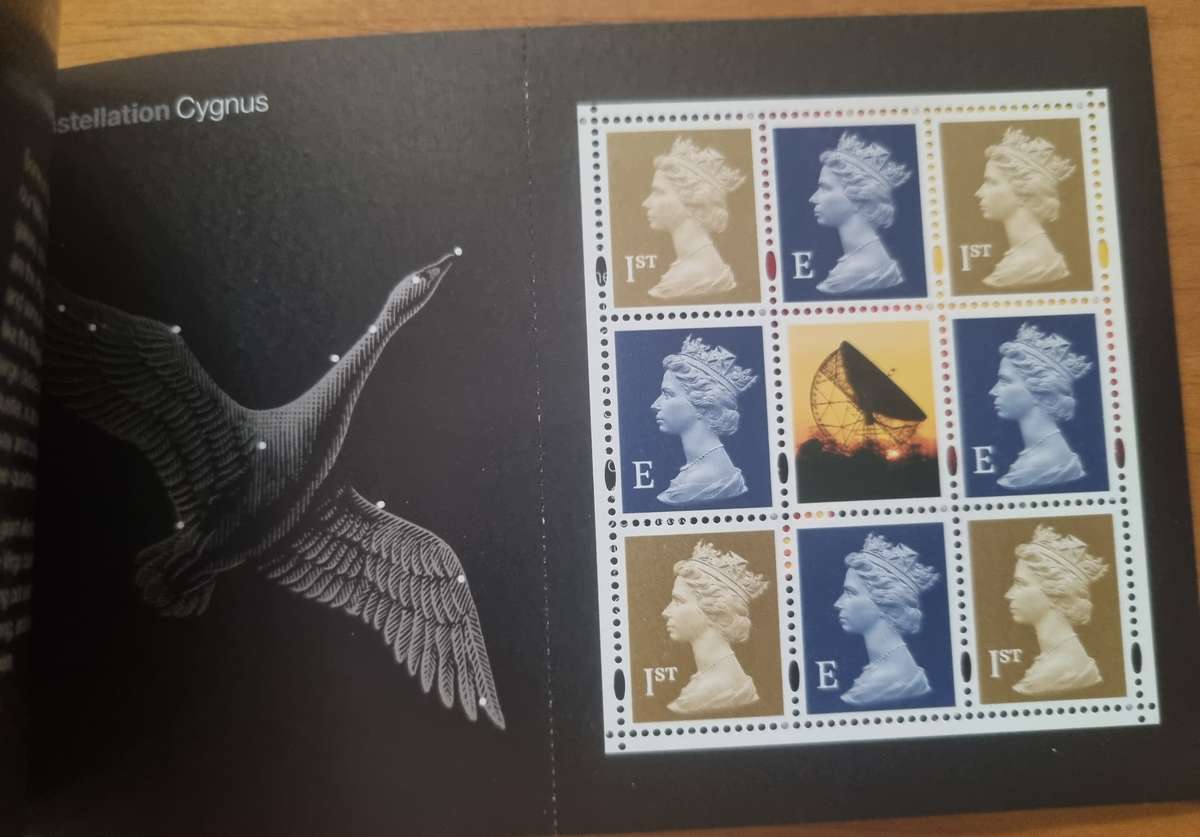 GB 2002 `ACROSS THE UNIVERSE` MINT AND COMPLETE BOOKLET. SG DX29. AS PER IMAGES. CV GBP 34.