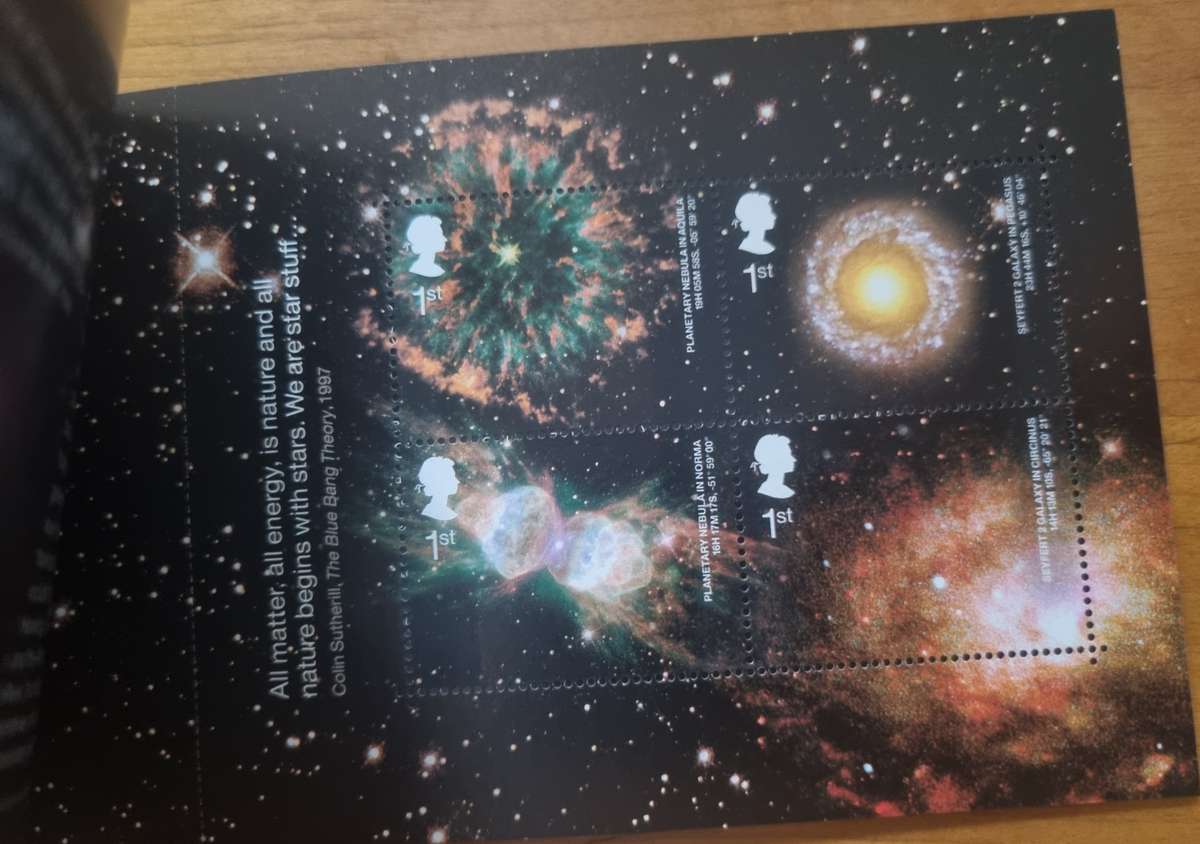 GB 2002 `ACROSS THE UNIVERSE` MINT AND COMPLETE BOOKLET. SG DX29. AS PER IMAGES. CV GBP 34.