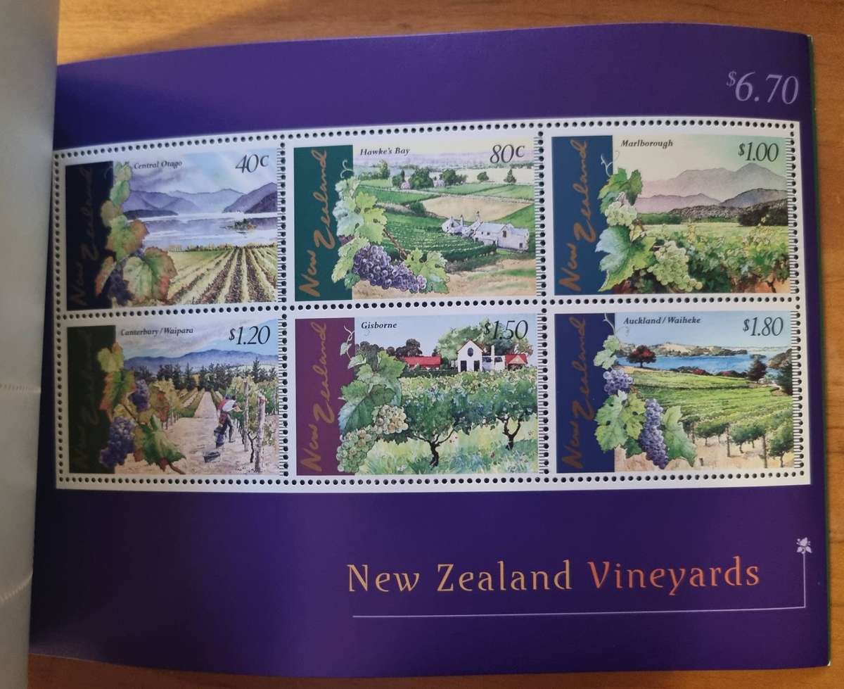 New Zealand 1997 New Zealand vineyards prestige stamp booklet mint  good value.