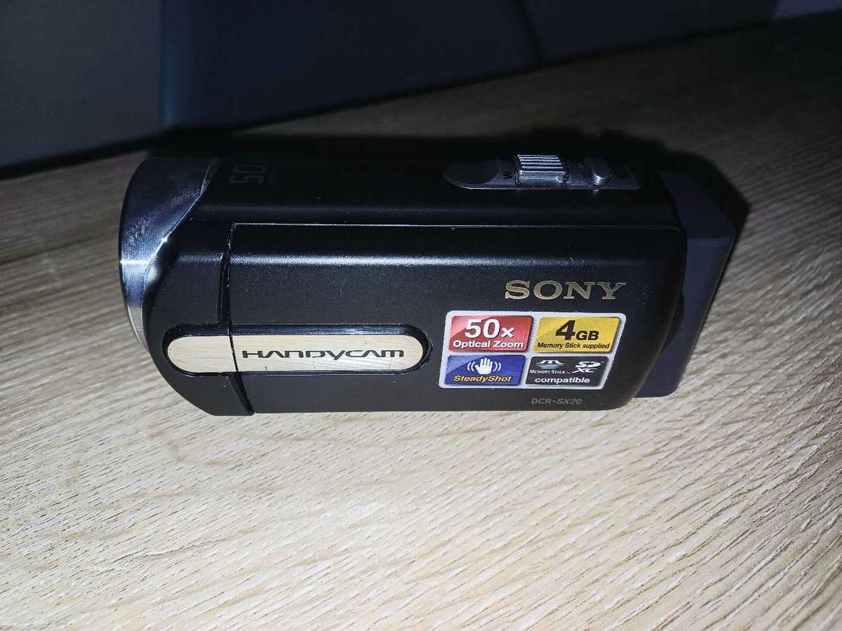 Sony DCR-SX20EK 50X OPTICAL ZOOM 4GB SD + BOX1800X Digital zoom