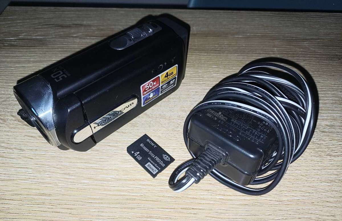 Sony DCR-SX20EK 50X OPTICAL ZOOM 4GB SD + BOX1800X Digital zoom