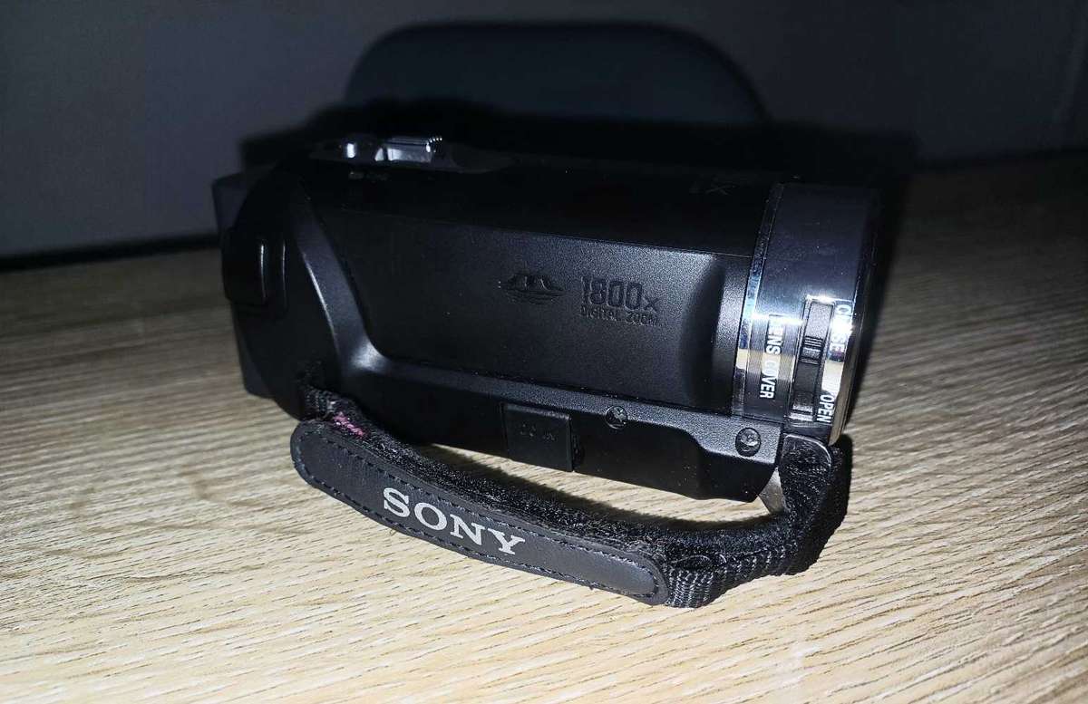 Sony DCR-SX20EK 50X OPTICAL ZOOM 4GB SD + BOX1800X Digital zoom