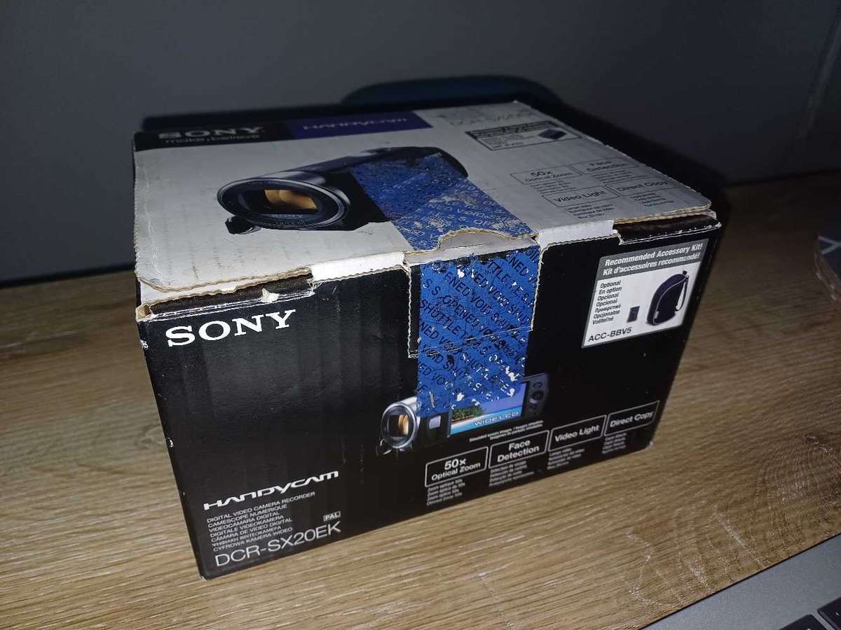 Sony DCR-SX20EK 50X OPTICAL ZOOM 4GB SD + BOX1800X Digital zoom