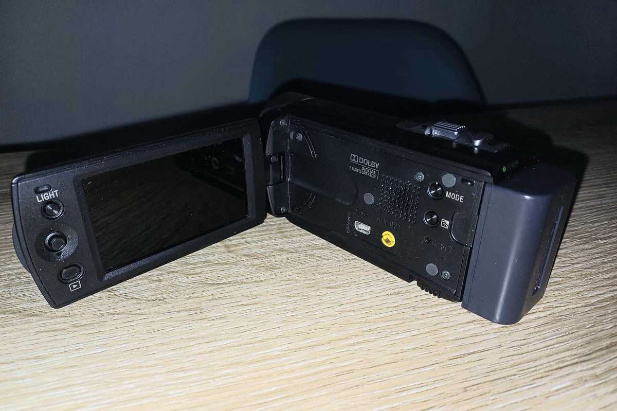 Sony DCR-SX20EK 50X OPTICAL ZOOM 4GB SD + BOX1800X Digital zoom