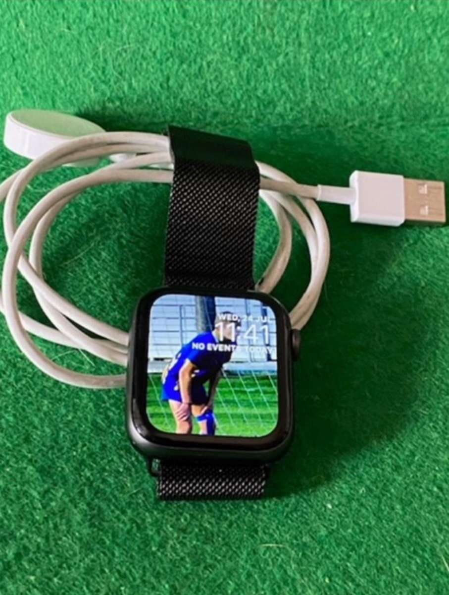 APPLE SERIES 5 SMART WATCH  EXCELLENT CONDITION