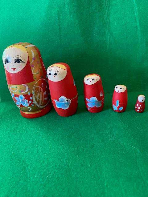 VINTAGE  MATRYOSHKA DOLLS (RUSSIAN NESTING DOLLS) SET OF 5 11CM