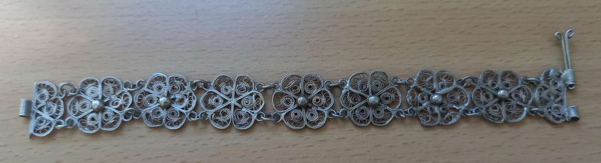 Vintage silver filigree bracelet with interesting clasp