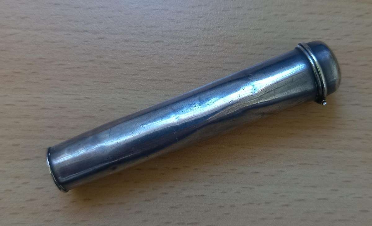 Antique mother of pearl gold-tipped cheroot/cigarette mouthpiece in hallmarked silver case 1911