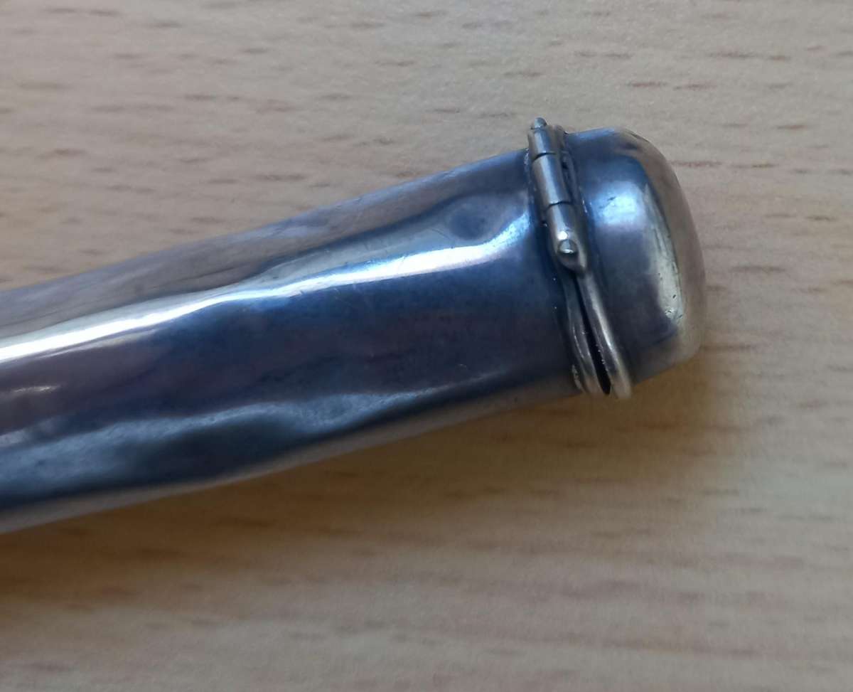 Antique mother of pearl gold-tipped cheroot/cigarette mouthpiece in hallmarked silver case 1911