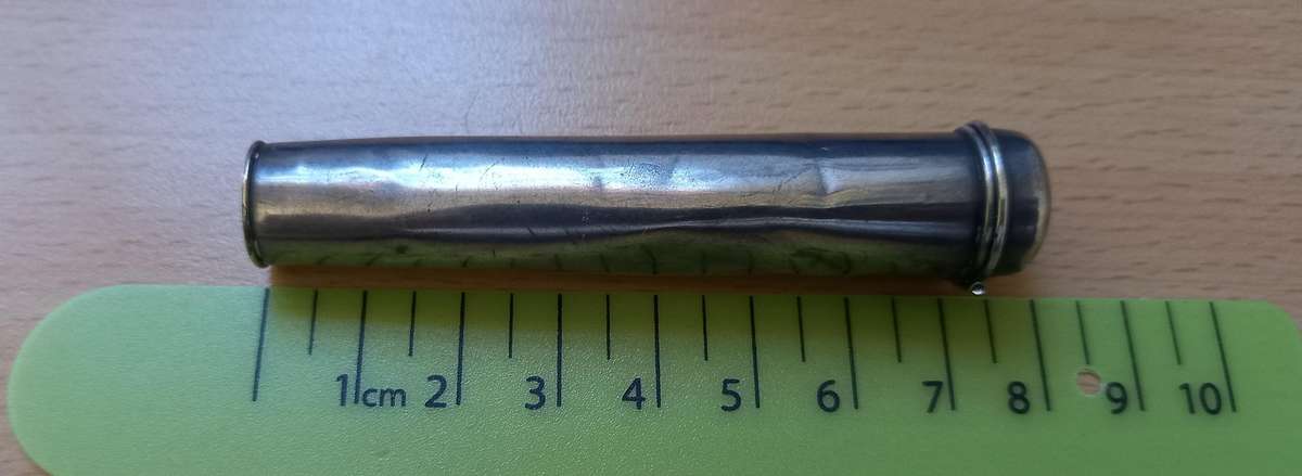 Antique mother of pearl gold-tipped cheroot/cigarette mouthpiece in hallmarked silver case 1911