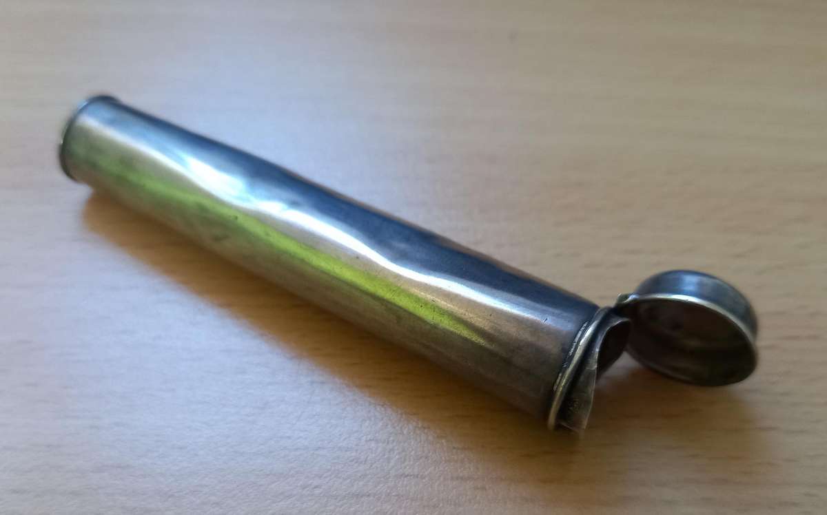 Antique mother of pearl gold-tipped cheroot/cigarette mouthpiece in hallmarked silver case 1911