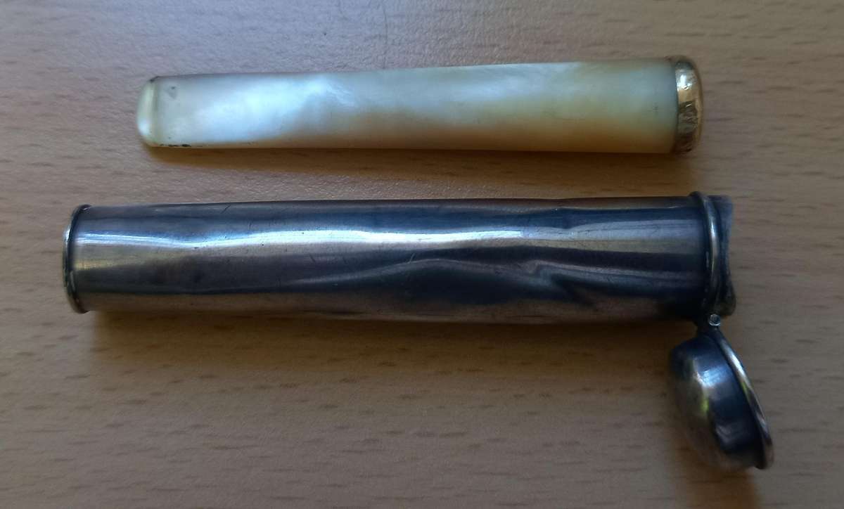 Antique mother of pearl gold-tipped cheroot/cigarette mouthpiece in hallmarked silver case 1911