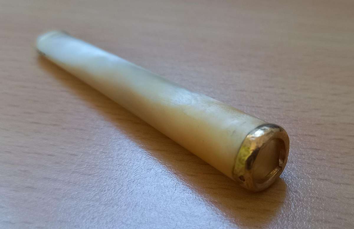 Antique mother of pearl gold-tipped cheroot/cigarette mouthpiece in hallmarked silver case 1911