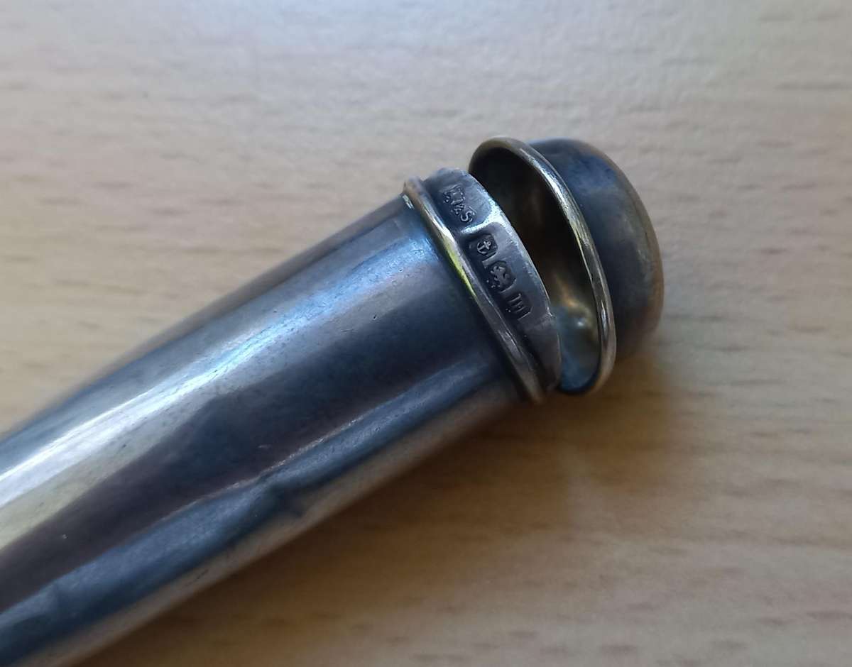 Antique mother of pearl gold-tipped cheroot/cigarette mouthpiece in hallmarked silver case 1911