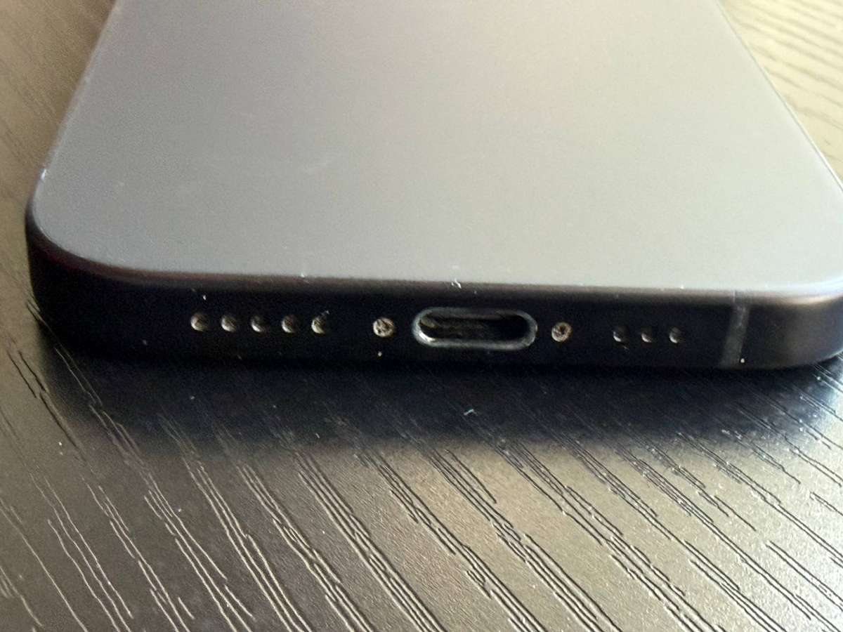 Apple iPhone 15 Black 128GB (Pre-Owned)