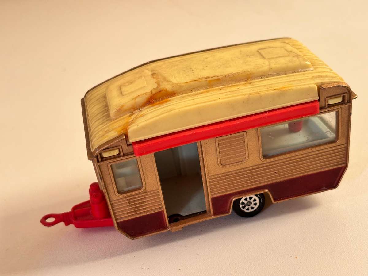 Touring Caravan #490 (Corgi +/-1:43 made in Britain)