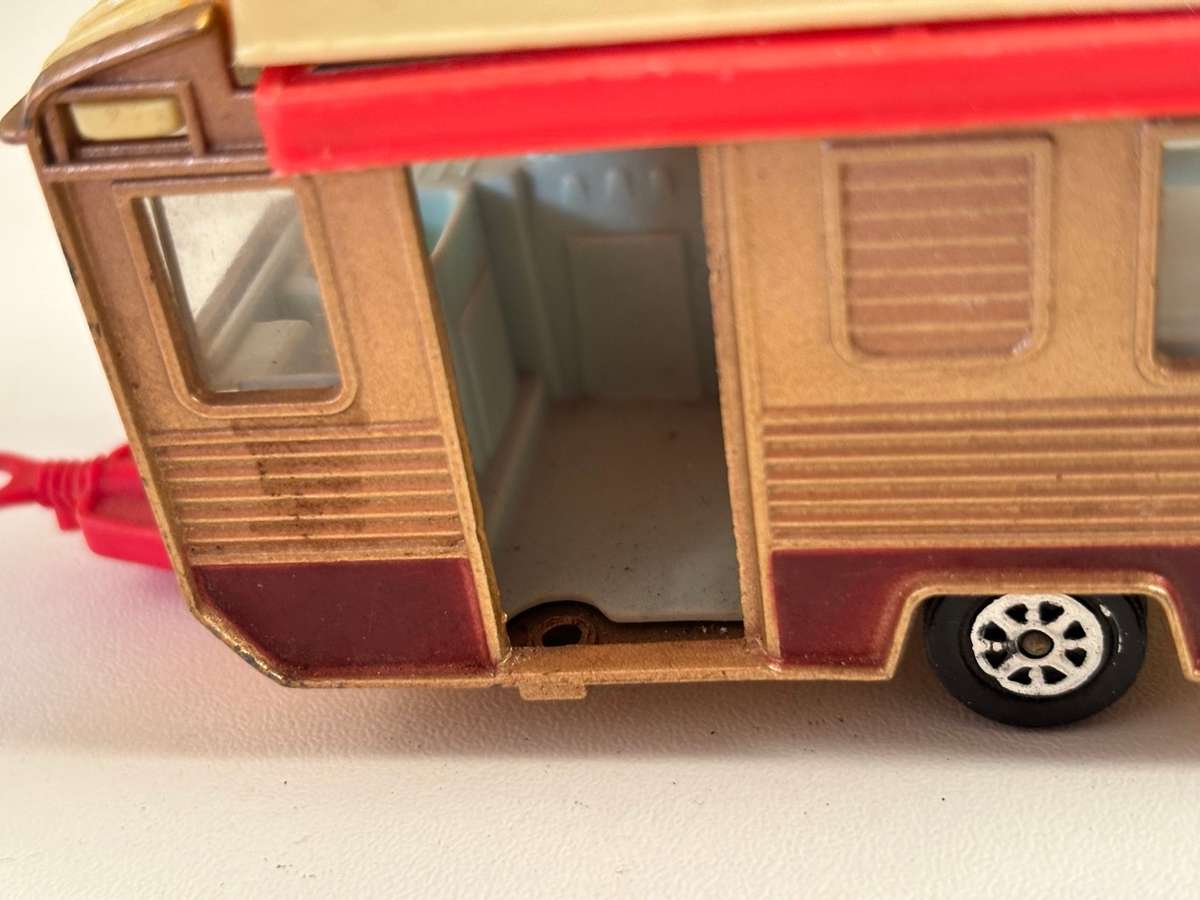 Touring Caravan #490 (Corgi +/-1:43 made in Britain)